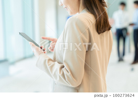 スマホを持つビジネスウーマン　撮影協力「LINK FOREST」 100273624