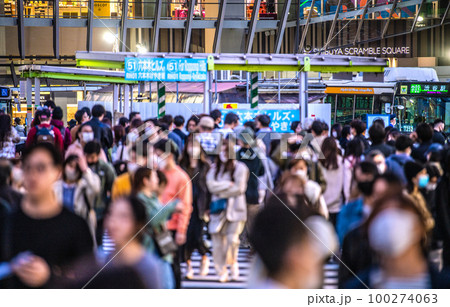 日本の東京都市景観 3.11…。宮益坂下も脅威の人流。なるか呪縛解放…マスク着用は個人判断13日 100274063