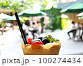カフェでクレープ 100274434