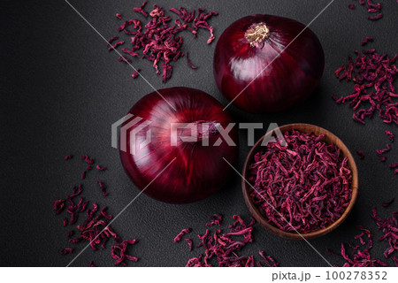 Fresh raw red onion on dark textured concrete background 100278352