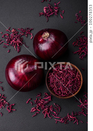Fresh raw red onion on dark textured concrete background 100278353
