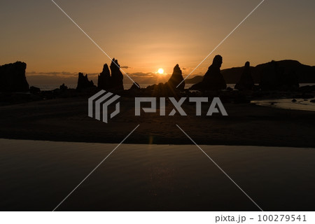 橋杭岩（はしぐいいわ）の夜明け、吉野熊野国立公園内 100279541