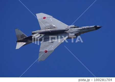 航空祭で機動飛行を行う航空自衛隊のF-4 100281704