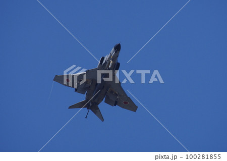 航空祭で機動飛行を行う航空自衛隊のF-4 100281855