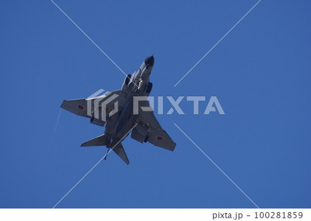 航空祭で機動飛行を行う航空自衛隊のF-4 100281859