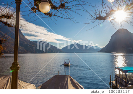 Speed motoboat approaching or retraving from shore  in lake Lugano - amazing winter day in Swiss Alps 100282117