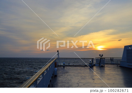 船上から望む太平洋の朝焼け 2 100282671