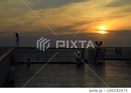 船上から望む太平洋の夜明け 2 100282675