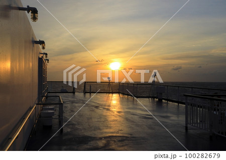 船上から望む太平洋の日の出 4 100282679
