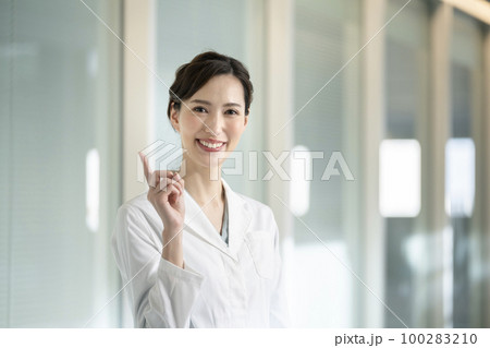 白衣を着た30代の女性　カメラ目線　ポートレート　　撮影協力「LINK FOREST」 100283210