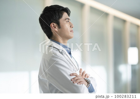 白衣のミドル男性　横顔　撮影協力「LINK FOREST」 100283211