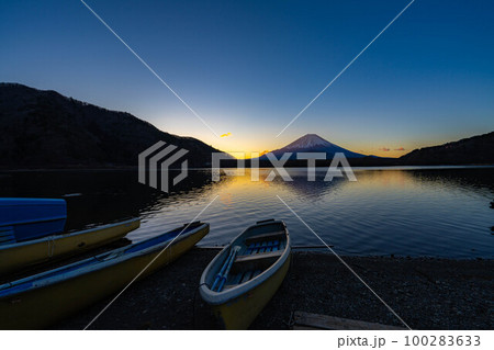 【富士山素材】精進湖から見る朝焼け【山梨県】 【富士山素材】精進湖から見る朝焼け【山梨県】 100283633