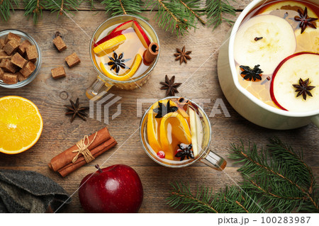 Aromatic mulled wine on wooden table, flat lay 100283987