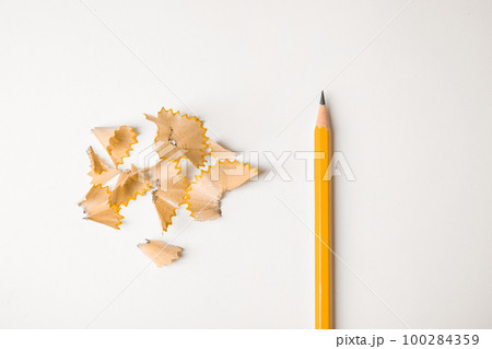 Pencil and shavings on white background, top view 100284359