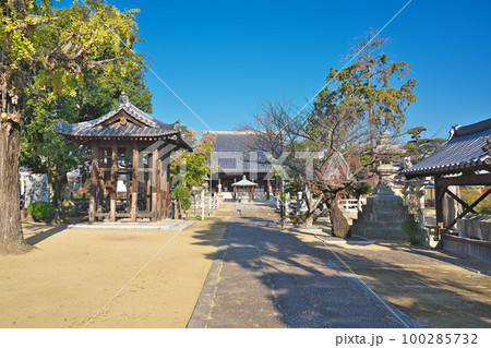 【鶏足山 宝幢院 金倉寺】 (四国霊場第76番札所) 香川県善通寺市金蔵寺町 100285732