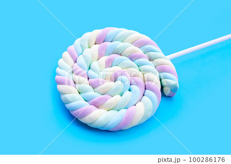 Round and twisted colorful marshmallow lollipop with stick 100286176