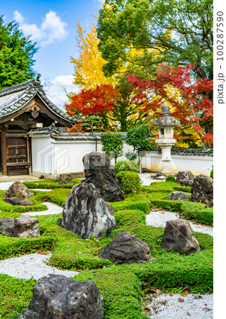 京都北山の本念山招善寺の紅葉 境内の庭園 京都北山の本念山招善寺の紅葉 境内の庭園 100287590