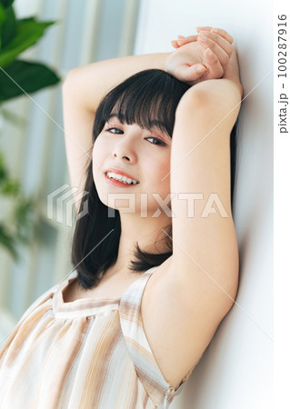 女性のスキンケアイメージ　脱毛サロン 100287916