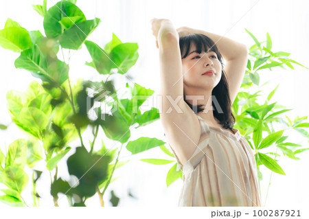 緑に囲まれた女性 ボタニカルな美容イメージ 緑に囲まれた女性 ボタニカルな美容イメージ 100287921