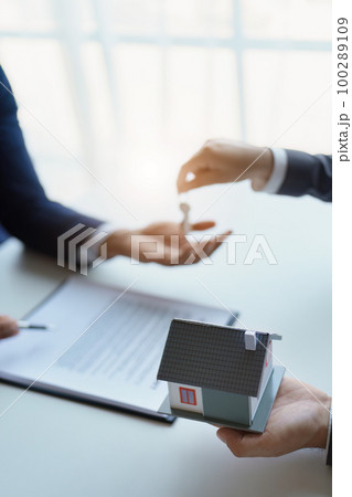 Real estate company to buy houses and land are delivering keys and houses to customers after agreeing to make a home purchase agreement and make a loan agreement Real estate company to buy houses and land are delivering keys and houses to customers after agreeing to make a home purchase agreement and make a loan agreement 100289109