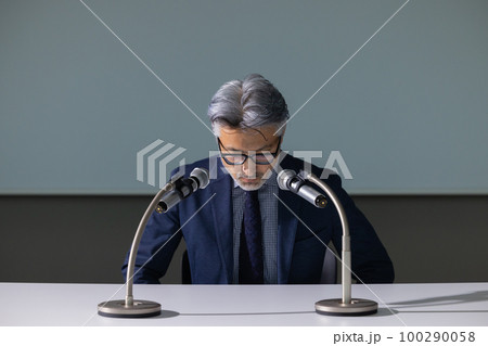 謝罪会見風のグレイヘアの男性 謝罪会見風のグレイヘアの男性 100290058