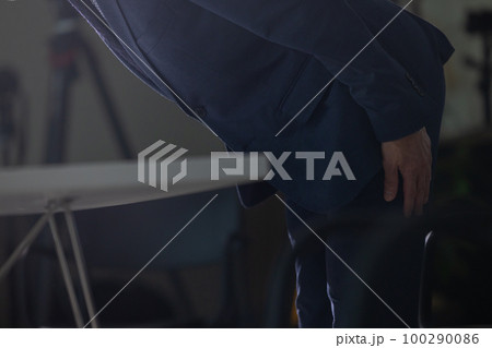 謝罪会見風のグレイヘアの男性 謝罪会見風のグレイヘアの男性 100290086