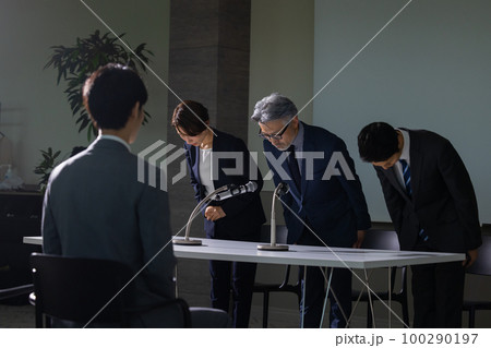 謝罪会見風のグレイヘアの男性　 100290197