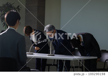 謝罪会見風のグレイヘアの男性 謝罪会見風のグレイヘアの男性 100290198