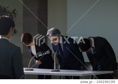 謝罪会見風のグレイヘアの男性 謝罪会見風のグレイヘアの男性 100290199