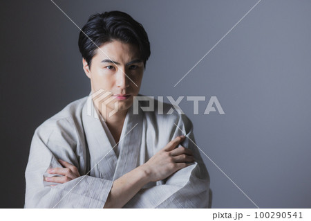 着物の男性　 100290541