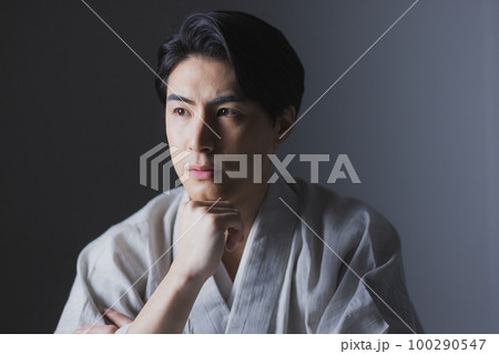 着物の男性　 100290547