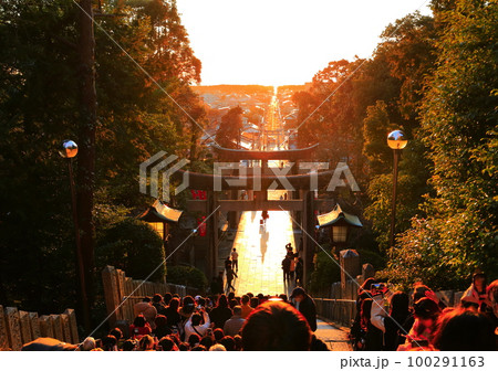 【福岡県】絶景日の宮地嶽神社の夕日の祭(光の道) 【福岡県】絶景日の宮地嶽神社の夕日の祭(光の道) 100291163