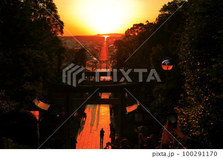 【福岡県】絶景日の宮地嶽神社の夕日の祭（光の道） 100291170