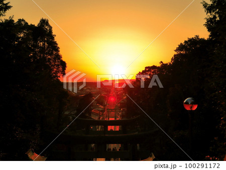 【福岡県】絶景日の宮地嶽神社の夕日の祭（光の道） 100291172
