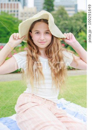 麦わら帽子をかぶるオーストラリアの女の子（縦写真）の写真素材