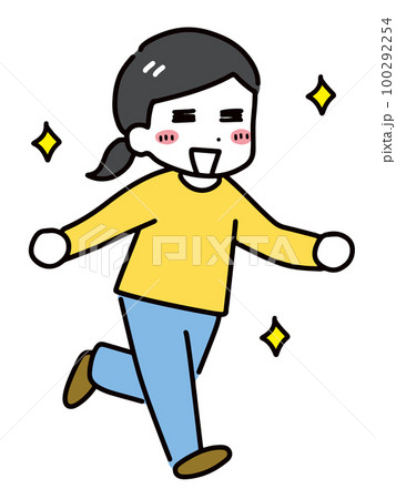 笑顔で楽しそうに走っている私服の若い女性(全身) 100292254