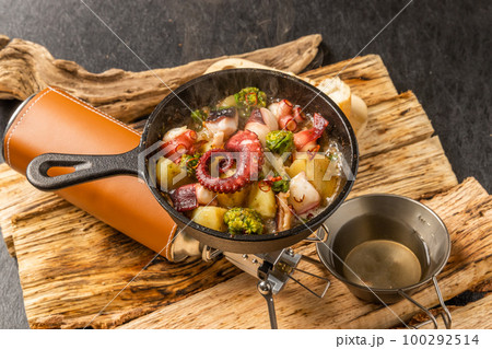 アヒージョ スペイン料理 Clam Ahijo (Oil baked dish) アヒージョ スペイン料理 Clam Ahijo (Oil baked dish) 100292514