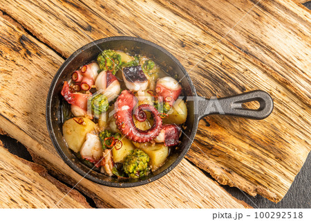 アヒージョ スペイン料理 Clam Ahijo (Oil baked dish) アヒージョ スペイン料理 Clam Ahijo (Oil baked dish) 100292518