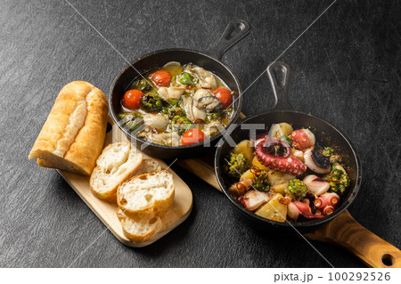 アヒージョ スペイン料理 Clam Ahijo (Oil baked dish) アヒージョ スペイン料理 Clam Ahijo (Oil baked dish) 100292526