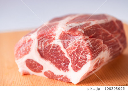 かたまり肉・霜降りの豚肩ロース 100293096