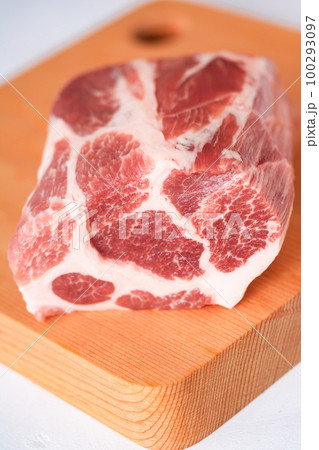 かたまり肉・霜降りの豚肩ロース かたまり肉・霜降りの豚肩ロース 100293097
