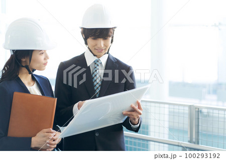 作業現場で働くスーツ姿の人々 作業現場で働くスーツ姿の人々 100293192