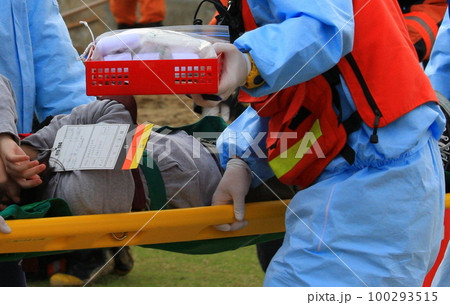 トリアージタグを付けた、担架上の怪我人（防災訓練会場にて撮影） 100293515