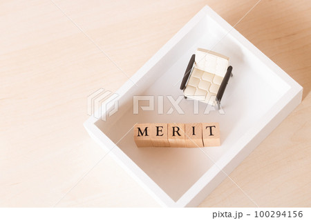 白い箱の中のMERIT 100294156