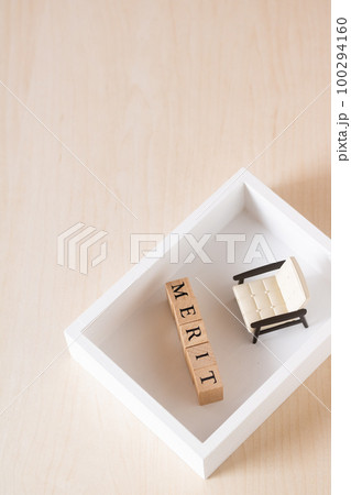 白い箱の中のMERIT 100294160