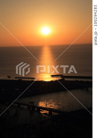 愛媛県 肱川あらし展望公園から見た夕日 愛媛県 肱川あらし展望公園から見た夕日 100294285