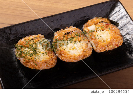 モッツァレラチーズと豚キムチのキンパ 100294554