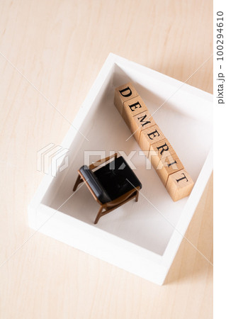 白い箱の中のDEMERIT 白い箱の中のDEMERIT 100294610