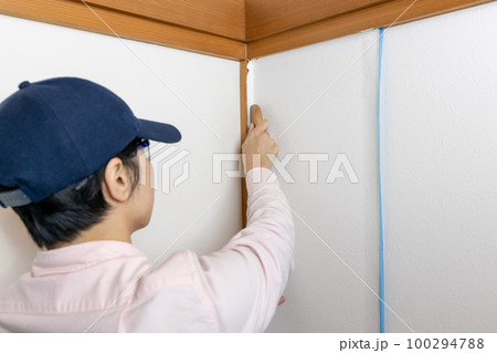 壁クロス張りの刷毛なで作業 壁クロス張りの刷毛なで作業 100294788