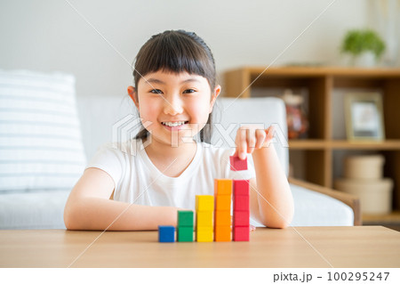 積み木と小学生の女の子 100295247